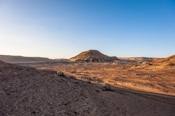Montanha no pôr do sol perto do Oásis de Bahariya no deserto do Saara, no Egito — Fotografia de Stock