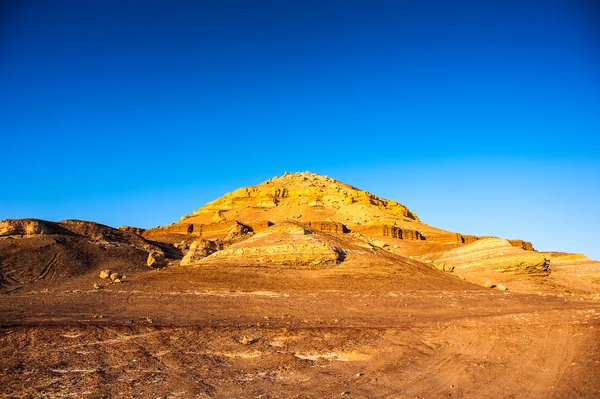 バハレイヤ ・ オアシスはエジプトのサハラ砂漠に近く夕日の山 — ストック写真