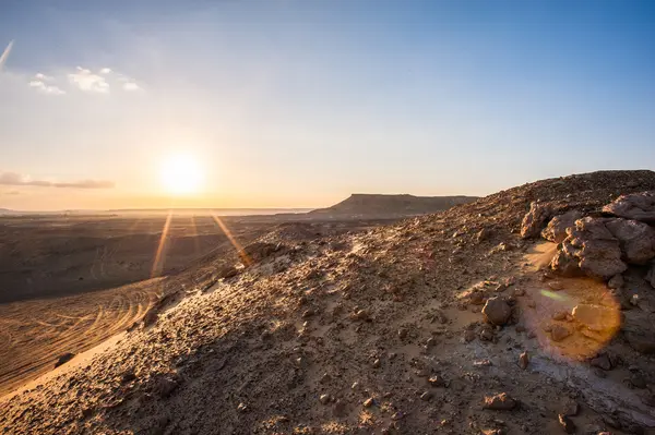 バハレイヤ ・ オアシスはエジプトのサハラ砂漠に近く夕日の山 — ストック写真