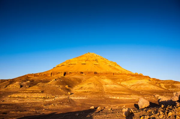 Mısır'daki Sahara Çölü'nde Bahariya Oasis yakınındaki günbatımı dağda — Stok fotoğraf
