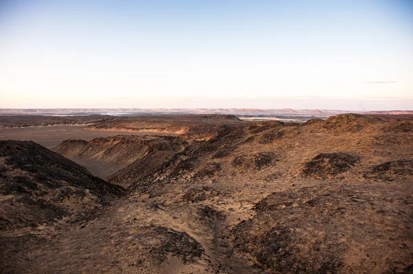 Montagne au coucher du soleil près de l'oasis des Bahariya dans le désert du Sahara en Egypte — Photo