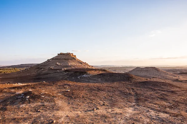 Montanha no pôr do sol perto do Oásis de Bahariya no deserto do Saara, no Egito — Fotografia de Stock