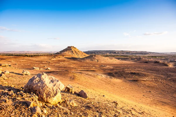 Hora na západ poblíž Baharíja v poušti Sahara v Egyptě — Stock fotografie