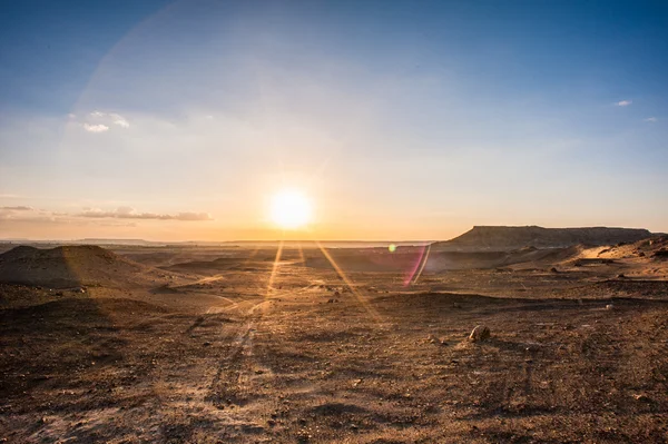 Montaña en la puesta del sol cerca del Oasis de Bahariya en el desierto del Sahara en Egipto — Foto de Stock