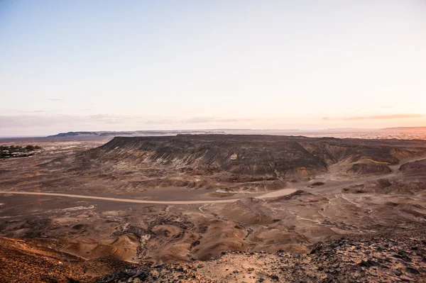 Berg am Sonnenuntergang in der Nähe der Bahariya-Oase in der Sahara-Wüste in Ägypten — Stockfoto