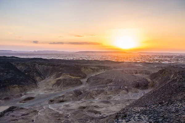 Mountain on the sunset near the Bahariya Oasis in the Sahara Desert in Egypt — Stock Photo, Image