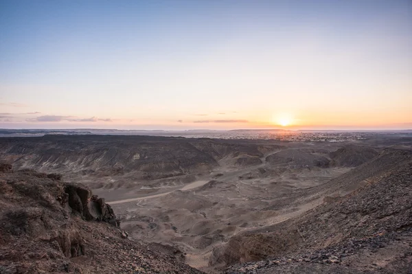 Mountain on the sunset near the Bahariya Oasis in the Sahara Desert in Egypt — Stock Photo, Image