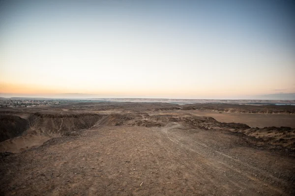 Montagne au coucher du soleil près de l'oasis des Bahariya dans le désert du Sahara en Egypte — Photo