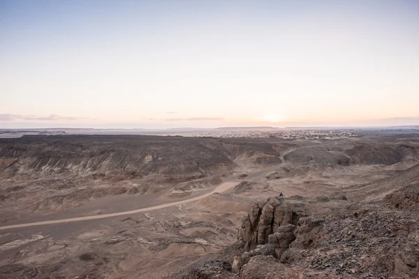 Berg am Sonnenuntergang in der Nähe der Bahariya-Oase in der Sahara-Wüste in Ägypten — Stockfoto