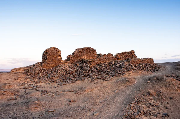 Montagna al tramonto vicino all'Oasi di Bahariya nel deserto del Sahara in Egitto — Foto Stock