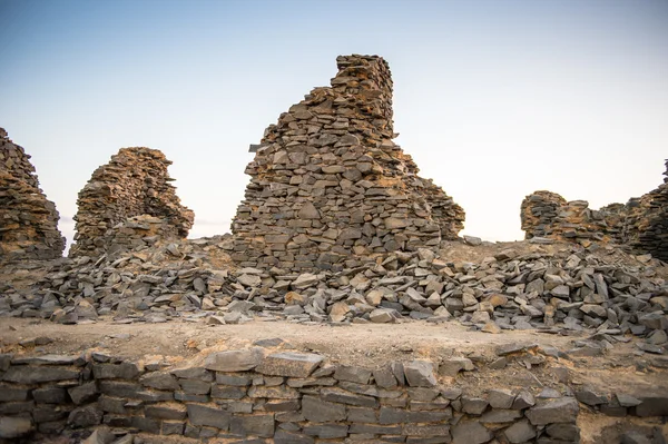 Montagna al tramonto vicino all'Oasi di Bahariya nel deserto del Sahara in Egitto — Foto Stock