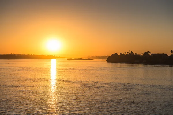 Puesta de sol sobre el río Nilo en Egipto — Foto de Stock