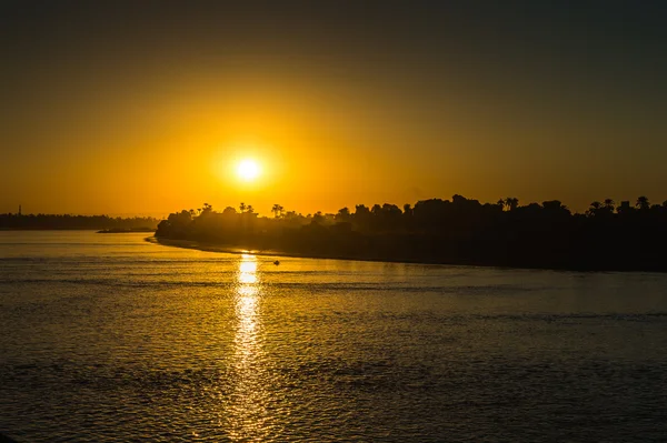 Puesta de sol sobre el río Nilo en Egipto — Foto de Stock