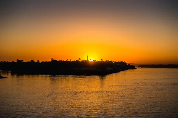 Pôr do sol sobre o rio Nilo no Egito — Fotografia de Stock