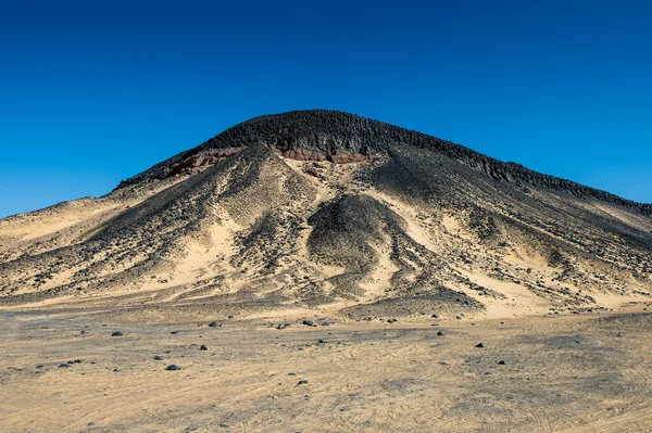 Formaciones volcánicas del desierto negro en el desierto libio —  Fotos de Stock