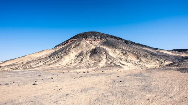 Vulkanische formaties van de Black Desert in Lybische woestijn — Stockfoto