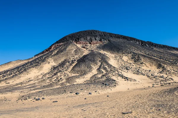 Volcanic formations of the Black Desert in Lybian Desert — Stock Photo, Image