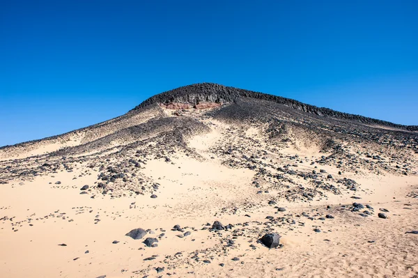 Volcanic formations of the Black Desert in Lybian Desert — Stock Photo, Image