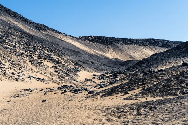 Вулканические формирования Черной пустыни в Ливийской пустыне — стоковое фото