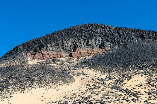 Formacje wulkaniczne czarne pustyni pustyni Libijskie — Zdjęcie stockowe