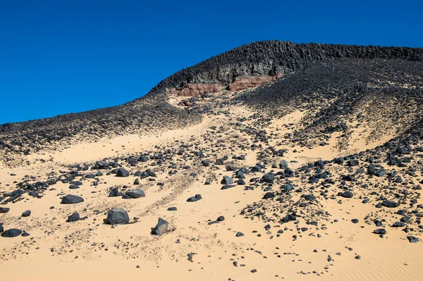 Ηφαιστειογενές σχηματισμούς της ερήμου στην έρημο Λιβυκό μαύρο — Φωτογραφία Αρχείου