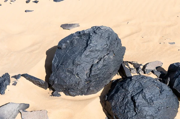 Formations volcaniques du désert noir dans le désert de Lybie — Photo