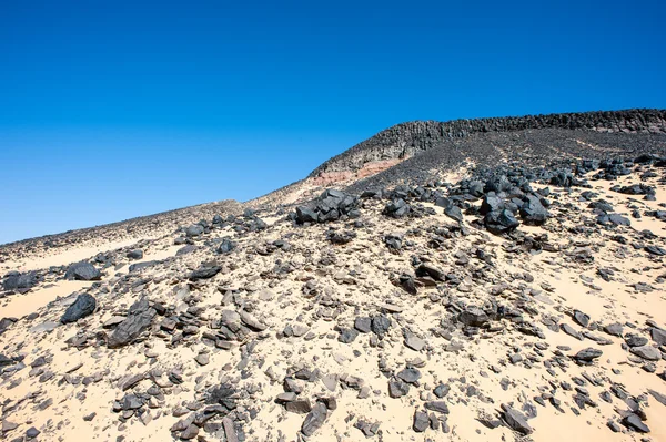 Sopečné útvary černé pouště v poušti Lybian — Stock fotografie