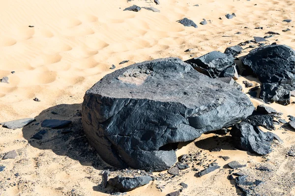 Formations volcaniques du désert noir dans le désert de Lybie — Photo