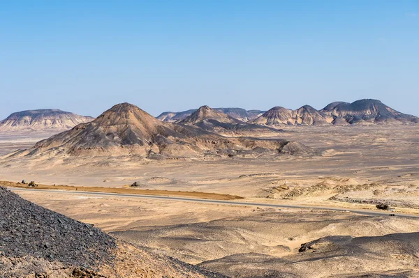 Campiña negra del desierto y formaciones de basalto — Foto de Stock