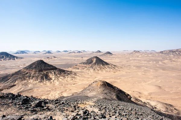 Schwarze Wüstenlandschaft und Basaltformarionen — Stockfoto