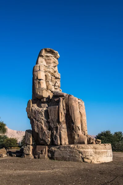 Colosso de Memnon, estátua de pedra maciça do Faraó Amenhotep III, Luxor, Egito — Fotografia de Stock