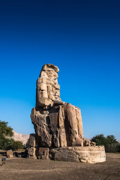 Kolos Memnon, masivní kamenná socha faraóna Amenhotepa Iii., Luxor, Egypt — Stock fotografie