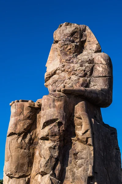 Colosso de Memnon, estátua de pedra maciça do Faraó Amenhotep III, Luxor, Egito — Fotografia de Stock