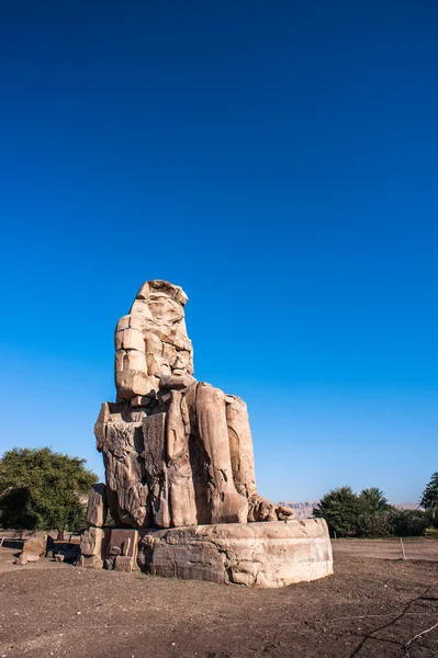 Koloss von Memnon, massive Steinstatue des Pharaos amenhotep iii, Luxor, Ägypten — Stockfoto