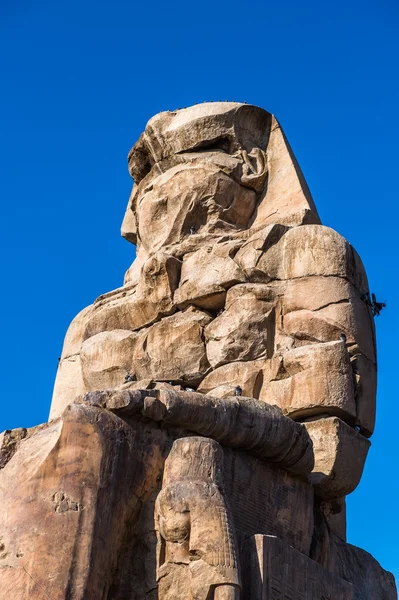 Koloss von Memnon, massive Steinstatue des Pharaos amenhotep iii, Luxor, Ägypten — Stockfoto
