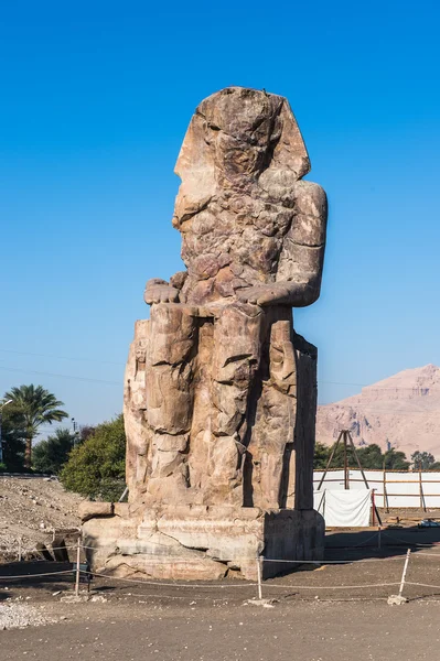 Kolos Memnon, masivní kamenná socha faraóna Amenhotepa Iii., Luxor, Egypt — Stock fotografie