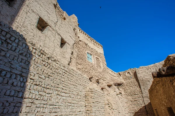 Maison ancienne à Al Qasr, vieux village dans le désert de Dakhla, Egypte — Photo