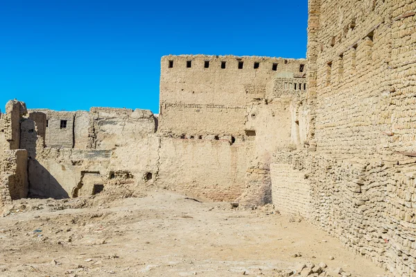 Casa Velha em Al Qasr, antiga aldeia no deserto de Dakhla, Egito — Fotografia de Stock