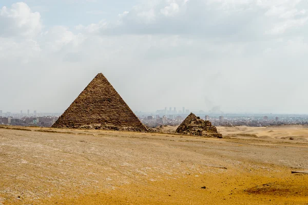 Piramidy w Gizie, płaskowyżu Giza, Egipt. Listę Światowego Dziedzictwa UNESCO — Zdjęcie stockowe