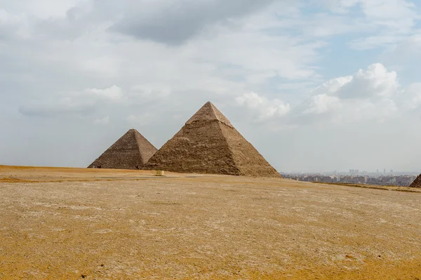 Piramidy w Gizie, płaskowyżu Giza, Egipt. Listę Światowego Dziedzictwa UNESCO — Zdjęcie stockowe