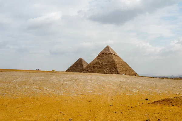 Piramidy w Gizie, płaskowyżu Giza, Egipt. Listę Światowego Dziedzictwa UNESCO — Zdjęcie stockowe