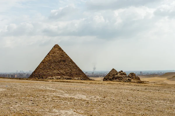 Piramidy w Gizie, płaskowyżu Giza, Egipt. Listę Światowego Dziedzictwa UNESCO — Zdjęcie stockowe