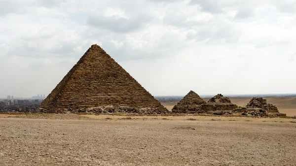 Piramidy w Gizie, płaskowyżu Giza, Egipt. Listę Światowego Dziedzictwa UNESCO — Zdjęcie stockowe