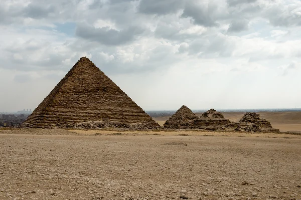 Piramidy w Gizie, płaskowyżu Giza, Egipt. Listę Światowego Dziedzictwa UNESCO — Zdjęcie stockowe