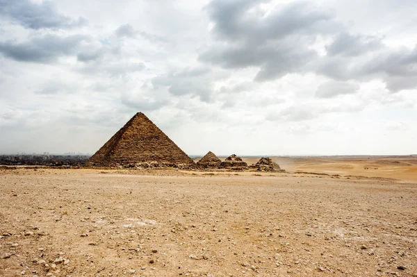 Piramidy w Gizie, płaskowyżu Giza, Egipt. Listę Światowego Dziedzictwa UNESCO — Zdjęcie stockowe