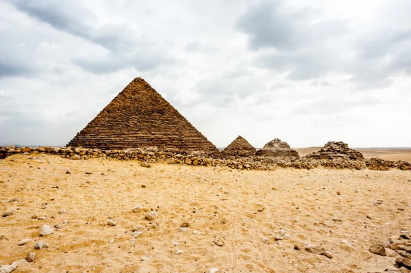 Piramidy w Gizie, płaskowyżu Giza, Egipt. Listę Światowego Dziedzictwa UNESCO — Zdjęcie stockowe