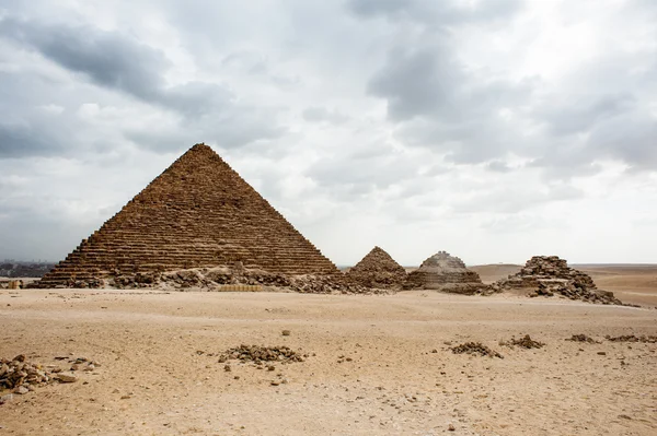 Piramidy w Gizie, płaskowyżu Giza, Egipt. Listę Światowego Dziedzictwa UNESCO — Zdjęcie stockowe