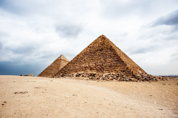 Piramidy w Gizie, płaskowyżu Giza, Egipt. Listę Światowego Dziedzictwa UNESCO — Zdjęcie stockowe