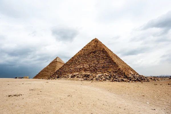 Piramidy w Gizie, płaskowyżu Giza, Egipt. Listę Światowego Dziedzictwa UNESCO — Zdjęcie stockowe