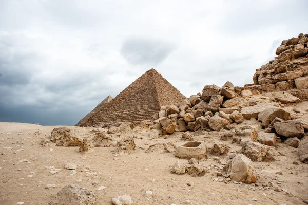 Piramidy w Gizie, płaskowyżu Giza, Egipt. Listę Światowego Dziedzictwa UNESCO — Zdjęcie stockowe